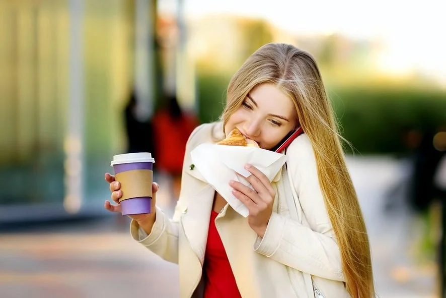 Вредно ли есть на ходу?