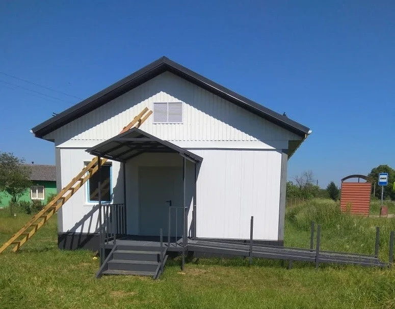 В поселке Ильичево под Полесском близится к концу установка нового фельдшерско-акушерского пункта