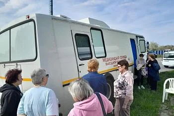 Возле ФАПа в поселке Холмогоровка было многолюдно!