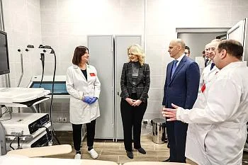 Татьяна Голикова и Алексей Беспрозванных осмотрели поликлинику, которая откроется в январе 