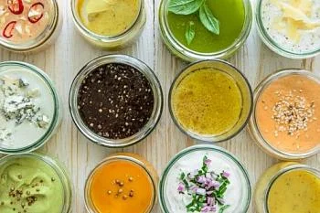 Чем лучше заправлять салаты