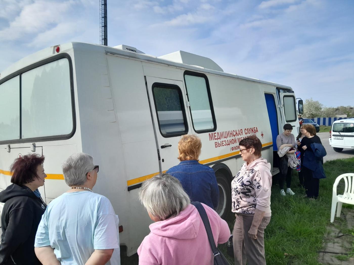 Возле ФАПа в поселке Холмогоровка было многолюдно!